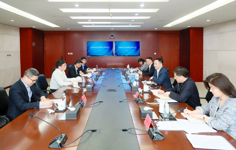 余红辉会见荆门本钱党委书记、、、董事长孙刚锋