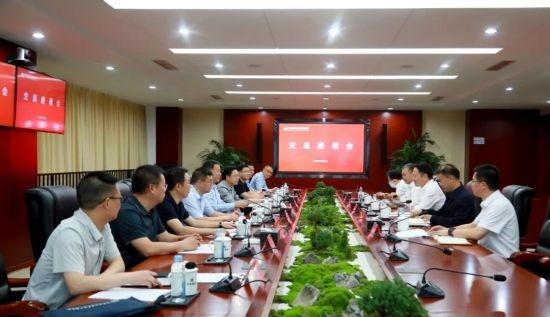 余红辉与重庆市城口县委书记张继军一前进行座谈
