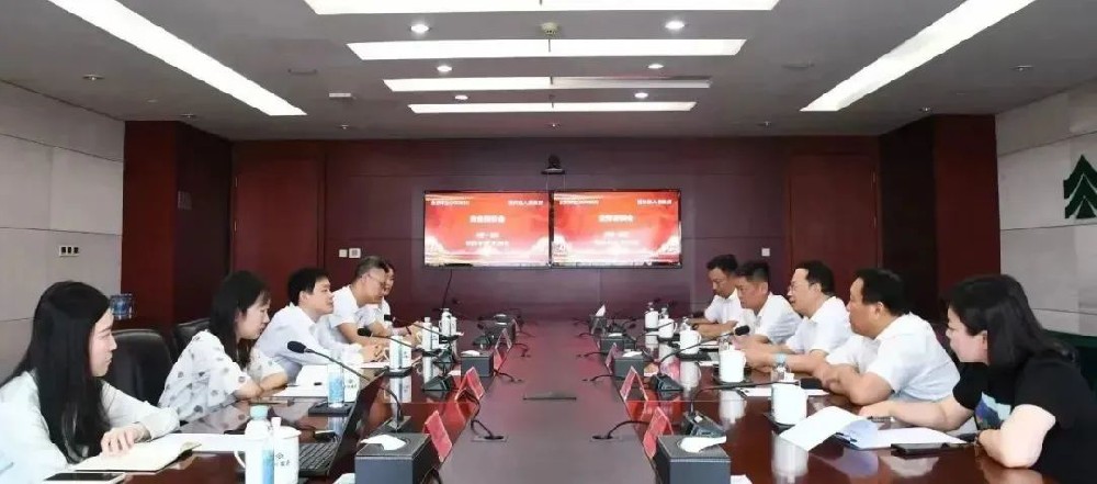 康鹤与河南省通许县委书记张云涛一行座谈
