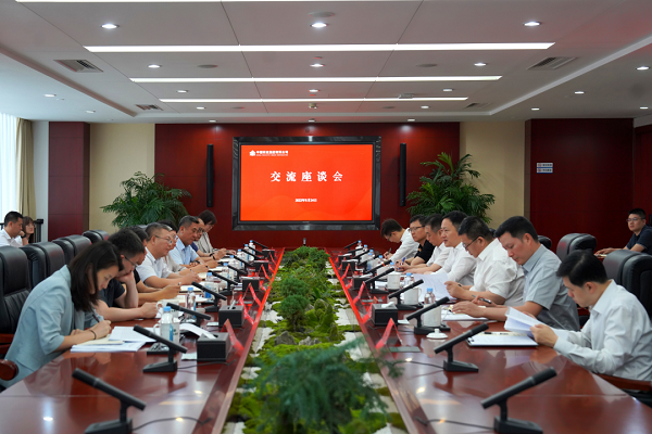余红辉与北京市石景山区委副书记、区长李新座谈